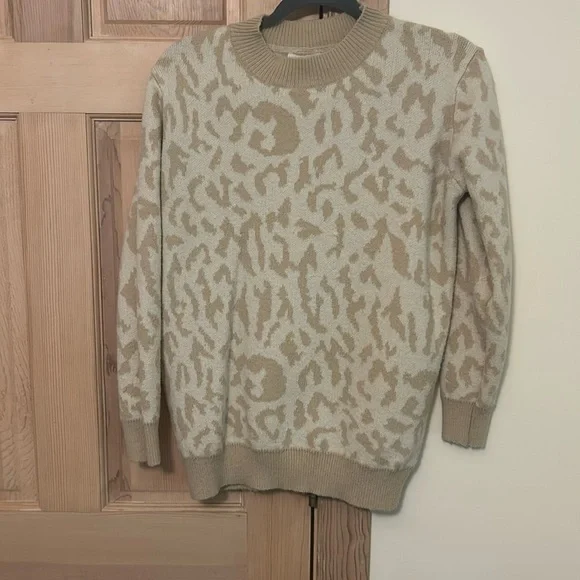 Top Style Cheetah Print Sweater Size Medium - Picture 2 of 4
